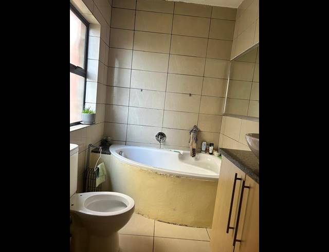 2 BEDROOM APARTMENT FOR SALE IN ROOIHUISKRAAL NORTH